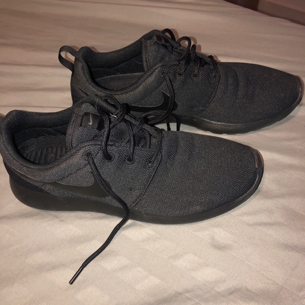 All black Nike Roshe